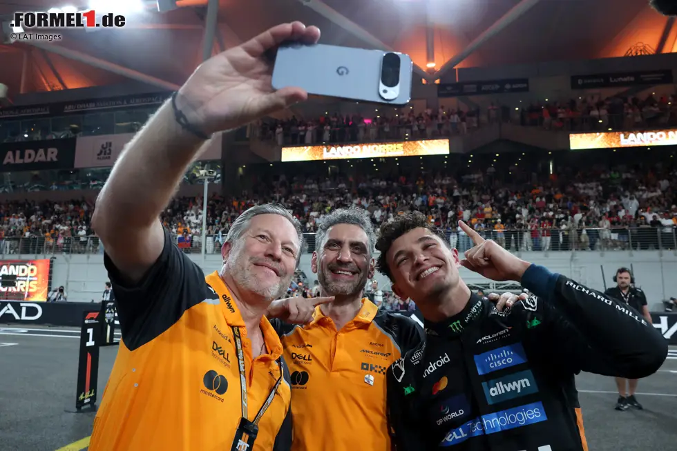 Foto zur News: Zak Brown, Andrea Stella und Lando Norris (McLaren)