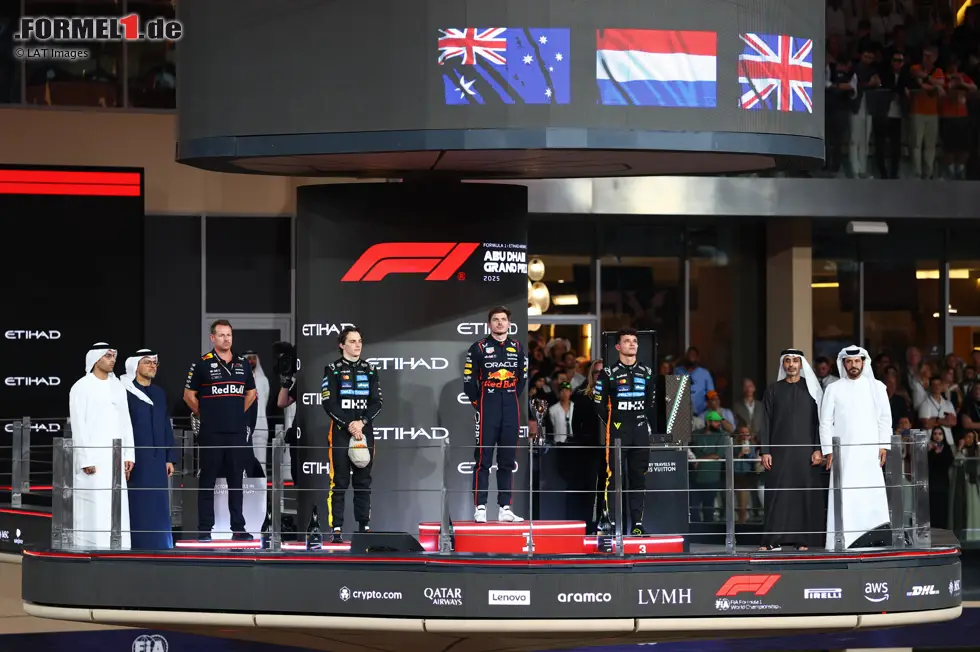 Foto zur News: Max Verstappen (Red Bull), Oscar Piastri (McLaren) und Lando Norris (McLaren)