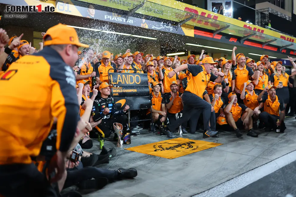 Foto zur News: Lando Norris (McLaren), Zak Brown und Andrea Stella