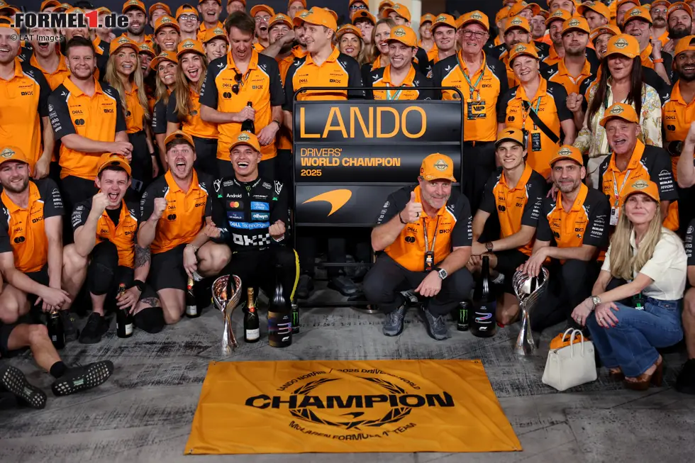 Foto zur News: Lando Norris (McLaren), Oscar Piastri (McLaren), Zak Brown und Andrea Stella