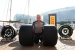 Foto zur News: Mario Isola mit den Pirelli-Reifen für 2026