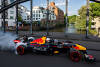Fotos: Formel 1 trifft Fußball: Im Red-Bull-Auto durch