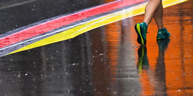 Foto zur News: Heftiger Regen vor dem Start in Spa