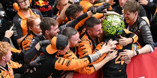 Foto zur News: Norris hat eine Hand am WM-Pokal!