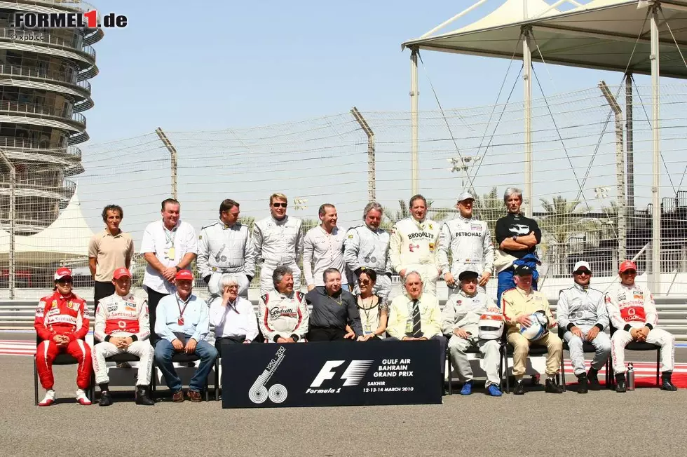 Foto zur News: 1950, also vor 60 Jahren, fand zum ersten Mal eine Formel-1-Weltmeisterschaft statt. Die Veranstalter in Bahrain luden aus diesem Grund alle noch lebenden Weltmeister ein - und bis auf Kimi Räikkönen (2007) und Nelson Piquet (1981, 1983 und 1987) kamen auch alle! Der Brasilianer hat mit der Formel 1 infolge des "Crashgate"-Skandals um seinen Sohn Nelson jun. gebrochen.

"Schumi" stand beim Gruppenfoto zwischen Jody Scheckter, der vor ihm letzter Ferrari-Champion (1979) war, und seinem früheren Erzrivalen Damon Hill. Neben den 18 Weltmeistern außerdem auf dem Foto: Formel-1-Boss Bernie Ecclestone, FIA-Präsident Jean Todt und dessen Lebensgefährtin Michelle Yeoh, eine berühmte Schauspielerin.

Von links oben nach rechts unten: Alain Prost, Alain Jones, Nigel Mansell, Mika Häkkinen, Jacques Villeneuve, Keke Rosberg, Jody Scheckter, Michael Schumacher, Damon Hill, Fernando Alonso, Jenson Button, Niki Lauda, Bernie Ecclestone, Mario Andretti, Jean Todt, Michelle Yeoh, Jack Brabham, Jackie Stewart, John Surtees, Emerson Fittipaldi und Lewis Hamilton.