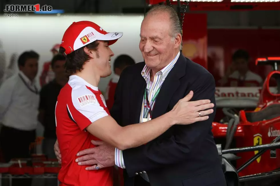 Foto zur News: König Juan Carlos von Spanien kommt normalerweise nur nach Barcelona, aber das erste Rennen seines Landsmannes Fernando Alonso in Ferrari-Rot konnte er sich natürlich nicht entgehen lassen! Juan Carlos wünschte Alonso alles Gute und nahm ihn herzlich in den Arm - anscheinend ein gutes Omen: "Nando" gewann am Sonntag den Grand Prix.