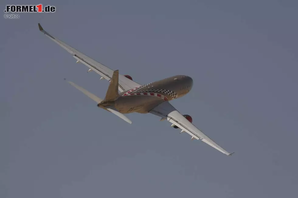 Foto zur News: "Mir bleibt da jedes Mal das Herz stehen, wenn die so tief über die Strecke fliegen", sagt TV-Experte Marc Surer über den alljährlichen Demoflug eines Passagierjets vor dem Grand Prix. "Kein Problem, die können das", beruhigt Niki Lauda, selbst Inhaber einer Airline. Hintergrund der spektakulären Show: Der Bahrain-Grand-Prix wird von Gulf Air gesponsert.