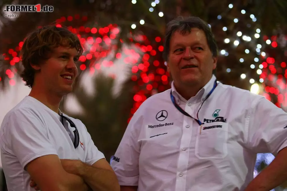 Foto zur News: Weihnachtsbeleuchtung in Bahrain! "Wünschen wir uns was, Sebastian?", könnte Norbert Haug gefragt haben. Vettel fuhr am Sonntag tatsächlich einem sicheren Sieg entgegen, doch nicht die Weihnachts-, sondern seine Zündkerze gab den Geist auf. Trotzdem kam er noch vor Haugs Silberpfeilen als Vierter ins Ziel.