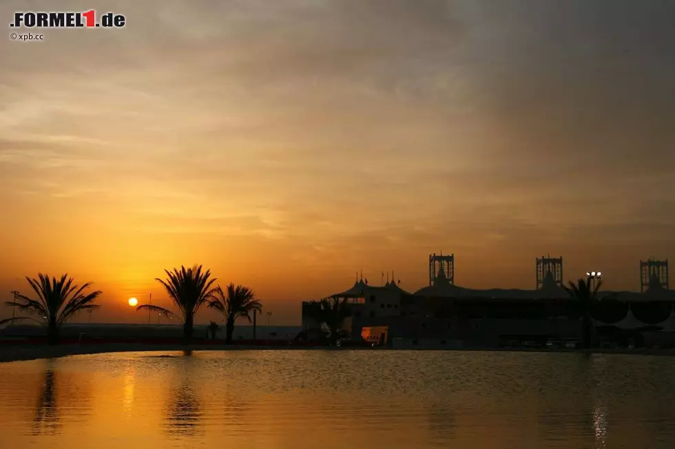 Foto zur News: Bahrain hat nur Wüste und keine Atmosphäre, schimpfen die Journalisten immer, die zum ersten Grand Prix des Jahres lieber nach Australien reisen würden. Aber auch die Wüste kann ihren Reiz haben, wie dieses stimmungsvolle Foto beweist...