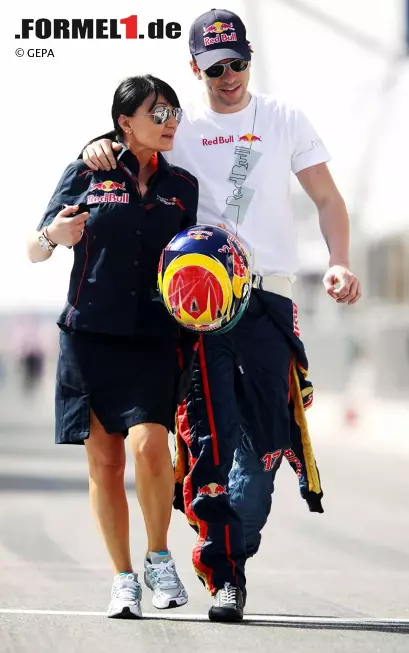 Kuschelbedürftig: Jaime Alguersuari, mit 19 Jahren das "Küken" im aktuellen Starterfeld, herzt hier die immer hilfsbereite Toro-Rosso-Pressedame Fabiana Valenti... Foto zur News: Kuschelbedürftig: Jaime Alguersuari, mit 19 Jahren das "Küken" im aktuellen Starterfeld, herzt hier die immer hilfsbereite Toro-Rosso-Pressedame Fabiana Valenti...