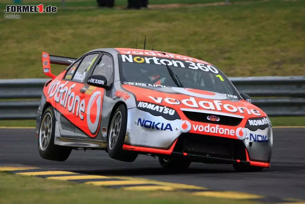 Foto zur News: Der gemeinsame Sponsor Vodafone macht&#039;s möglich: Formel-1-Star Jenson Button und V8-Supercar-Pilot Jamie Whincup tauschten ihre Autos. "Unfassbar, ich kann es kaum glauben - jetzt habe ich Riesenrespekt vor den Jungs, die diese Dinger fahren", staunte Whincup, während Button ganz cool meinte, das V8-Supercar sei "gar nicht so schlecht".

Dass er auch seinen McLaren-Mercedes MP4-25 beherrscht, stellte er am Sonntag mit dem Sieg im Grand Prix von Australien unter Beweis. Für Button war es der erste Triumph mit der Startnummer eins des amtierenden Weltmeisters und auch der erste seit Istanbul 2009.