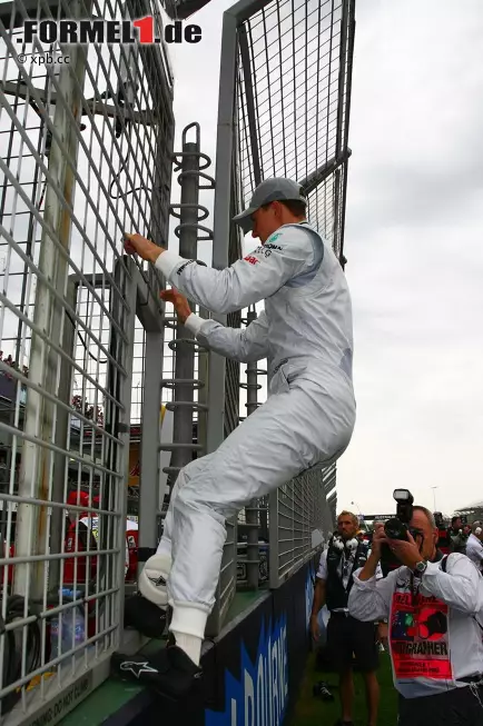 The Guardian (Großbritannien): "Schumacher blieb für viele Runden hinter dem Toro Rosso von Jaime Alguersuari hängen, der gerade mal seinen ersten Geburtstag feierte, als der Mann, der sieben WM-Titel sammeln sollte, 1991 sein Grand Prix-Debüt gab. Schumacher beendete das Rennen als Zehnter - wahrscheinlich in der Ungewissheit, ob sein Comeback tatsächlich so eine gute Idee war." Foto zur News: The Guardian (Großbritannien): "Schumacher blieb für viele Runden hinter dem Toro Rosso von Jaime Alguersuari hängen, der gerade mal seinen ersten Geburtstag feierte, als der Mann, der sieben WM-Titel sammeln sollte, 1991 sein Grand Prix-Debüt gab. Schumacher beendete das Rennen als Zehnter - wahrscheinlich in der Ungewissheit, ob sein Comeback tatsächlich so eine gute Idee war."