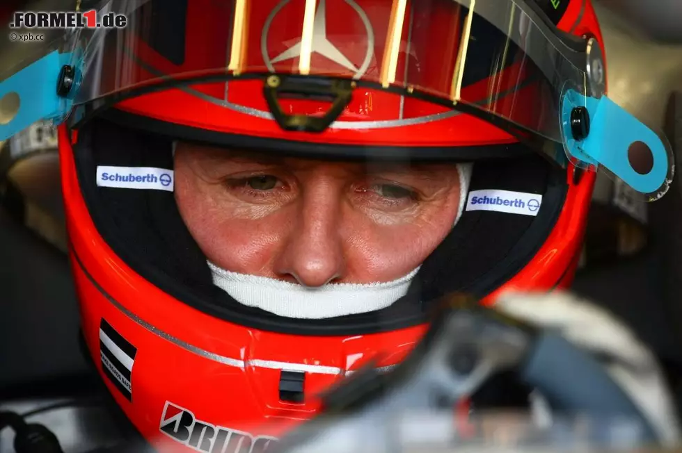 Daily Mirror (Großbritannien): "Michael Schumacher muss sich Fragen nach seiner Zukunft in der Formel 1 gefallen lassen, da er große Probleme hatte, den Nachwuchsfahrer Jaime Alguersuari zu überholen. Die deutsche Rennfahrerlegende - siebenmaliger Weltmeister - wurde zudem zum zweiten Mal in Folge von seinem Teamkollegen Nico Rosberg abgehängt. Schlimmer noch: Er wurde von Lucas di Grassi in dessen schwachem Virgin überholt und steckte dann 22 Runden hinter dem Spanier Alguersuari fest. Für di Grassi war es erst der zweite Grand Prix und Toro Rossos Alguersuari holte in zehn Rennen noch nicht einen Punkt. Es kommen bereits Zweifel auf, ob Schumacher, 41, überhaupt die komplette Saison durchstehen wird." Foto zur News: Daily Mirror (Großbritannien): "Michael Schumacher muss sich Fragen nach seiner Zukunft in der Formel 1 gefallen lassen, da er große Probleme hatte, den Nachwuchsfahrer Jaime Alguersuari zu überholen. Die deutsche Rennfahrerlegende - siebenmaliger Weltmeister - wurde zudem zum zweiten Mal in Folge von seinem Teamkollegen Nico Rosberg abgehängt. Schlimmer noch: Er wurde von Lucas di Grassi in dessen schwachem Virgin überholt und steckte dann 22 Runden hinter dem Spanier Alguersuari fest. Für di Grassi war es erst der zweite Grand Prix und Toro Rossos Alguersuari holte in zehn Rennen noch nicht einen Punkt. Es kommen bereits Zweifel auf, ob Schumacher, 41, überhaupt die komplette Saison durchstehen wird."