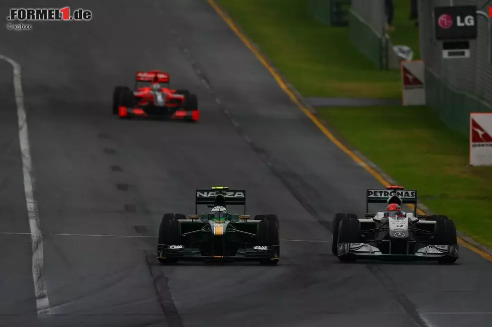 The Times (Großbritannien): "Es kam kein Drängen und kein Pressen von Schumacher und er wurde quasi zu einer traurigen Randnotiz des Events, verbrachte er doch gefühlt das ganze Rennen damit, am Toro Rosso von Jaime Alguersuari vorbeizukommen. Schumacher, einst ein Meister des Überholmanövers, musste letztlich einen zehnten Platz hinnehmen - fast 70 Sekunden hinter Jenson Button. In vergangenen Jahren reichte es nur, seinen roten Ferrari im Rückspiegel zu sehen, um bei Rennfahrern ein flaues Gefühl im Magen auszulösen. Aber Alguersuari schien völlig unbeeindruckt, als Schumachers silberner Mercedes auftauchte, und hielt ihn Runde für Runde zurück. " Foto zur News: The Times (Großbritannien): "Es kam kein Drängen und kein Pressen von Schumacher und er wurde quasi zu einer traurigen Randnotiz des Events, verbrachte er doch gefühlt das ganze Rennen damit, am Toro Rosso von Jaime Alguersuari vorbeizukommen. Schumacher, einst ein Meister des Überholmanövers, musste letztlich einen zehnten Platz hinnehmen - fast 70 Sekunden hinter Jenson Button. In vergangenen Jahren reichte es nur, seinen roten Ferrari im Rückspiegel zu sehen, um bei Rennfahrern ein flaues Gefühl im Magen auszulösen. Aber Alguersuari schien völlig unbeeindruckt, als Schumachers silberner Mercedes auftauchte, und hielt ihn Runde für Runde zurück. "