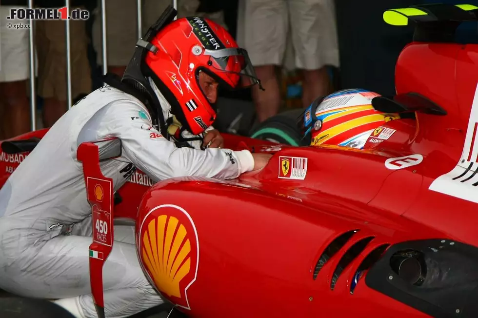 La Stampa (Italien): "Mercedes, das von einem Virgin-Auto überholt wird, muss eine Entschuldigung für das Gehalt von Herrn Michael finden. Der Ex-Weltmeister schafft es lediglich auf Platz zehn. Hinter ihm die Leere." Foto zur News: La Stampa (Italien): "Mercedes, das von einem Virgin-Auto überholt wird, muss eine Entschuldigung für das Gehalt von Herrn Michael finden. Der Ex-Weltmeister schafft es lediglich auf Platz zehn. Hinter ihm die Leere."