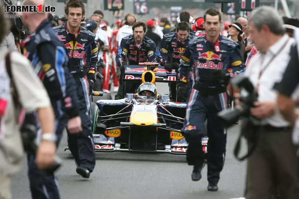 Corriere della Sera (Italien): "Rettet den Soldaten Vettel vom Pech. Und man müsste dem Veteranen Michael Schumacher erklären, dass die Formel 1 einen großen Fehler hat: Sie pfeift auf Wappen, auch wenn sie einem Piloten gehören, der siebenmal die WM gewonnen hat, der Nummer eins aller Zeiten. Ein ungnädiges Schicksal verbindet sowohl den echten Schumacher als auch jenen Piloten, der als sein Nachfolger betrachtet wird. Dem Jungen von Red Bull ist es wieder schlechter als seinem älteren Kollegen gegangen." Foto zur News: Corriere della Sera (Italien): "Rettet den Soldaten Vettel vom Pech. Und man müsste dem Veteranen Michael Schumacher erklären, dass die Formel 1 einen großen Fehler hat: Sie pfeift auf Wappen, auch wenn sie einem Piloten gehören, der siebenmal die WM gewonnen hat, der Nummer eins aller Zeiten. Ein ungnädiges Schicksal verbindet sowohl den echten Schumacher als auch jenen Piloten, der als sein Nachfolger betrachtet wird. Dem Jungen von Red Bull ist es wieder schlechter als seinem älteren Kollegen gegangen."