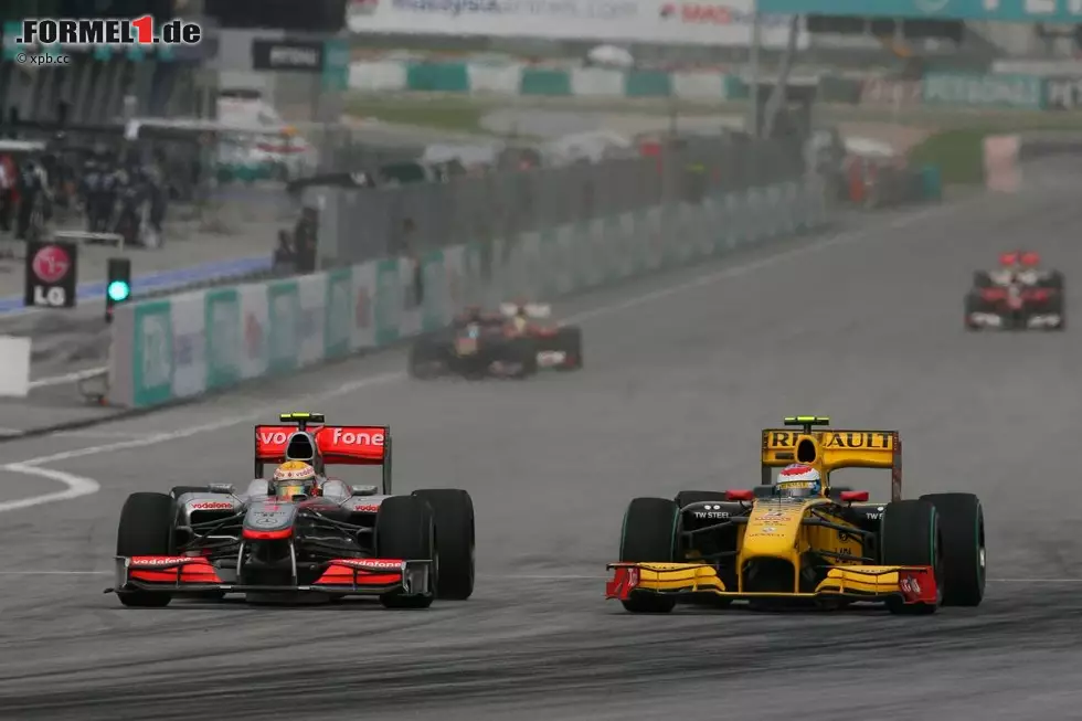 Times (Großbritannien): "Von 20 auf sechs - das war vielleicht das beste Rennen in Lewis Hamiltons Karriere. Je höher der Berg ist, den das Team vor ihm aufbaut, desto schneller erklimmt er ihn. Es ist fantastisch, ihm dabei zuzusehen. Wenn sie neue Regeln verabschieden, sollten sie Hamilton dazu verdammen, mit geschlossenen Augen zu fahren. Hamilton ist eine Ein-Mann-Entertainment-Firma, die zahlreiche atemberaubende Überholmanöver zeigte, von denen man uns bisher sagte, sie seien unmöglich. Einen beeindruckenden Sieg feierte Sebastian Vettel. Nachdem ihn bisher Dinge aufgehalten hatten, die so klein waren, dass es fast schon lächerlich war, konnte ihn diesmal nichts stoppen." Foto zur News: Times (Großbritannien): "Von 20 auf sechs - das war vielleicht das beste Rennen in Lewis Hamiltons Karriere. Je höher der Berg ist, den das Team vor ihm aufbaut, desto schneller erklimmt er ihn. Es ist fantastisch, ihm dabei zuzusehen. Wenn sie neue Regeln verabschieden, sollten sie Hamilton dazu verdammen, mit geschlossenen Augen zu fahren. Hamilton ist eine Ein-Mann-Entertainment-Firma, die zahlreiche atemberaubende Überholmanöver zeigte, von denen man uns bisher sagte, sie seien unmöglich. Einen beeindruckenden Sieg feierte Sebastian Vettel. Nachdem ihn bisher Dinge aufgehalten hatten, die so klein waren, dass es fast schon lächerlich war, konnte ihn diesmal nichts stoppen."