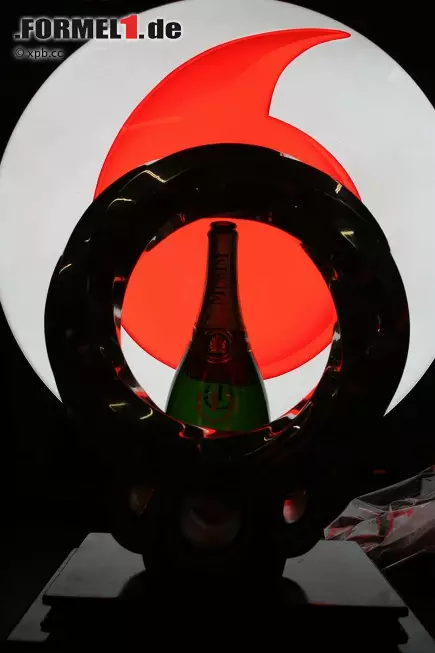 Siegerpokal und Champagner im Dunkeln, das Logo von Hauptsponsor Vodafone strahlend hell. Die PR-Maschinerie der Formel 1 ist bis ins kleinste Detail durchgestylt. Foto zur News: Siegerpokal und Champagner im Dunkeln, das Logo von Hauptsponsor Vodafone strahlend hell. Die PR-Maschinerie der Formel 1 ist bis ins kleinste Detail durchgestylt.