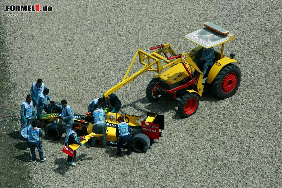 Foto zur News: ... und ist schon weg, als sein Renault von der Streckenposten mit einem Traktor abgeschleppt wird.