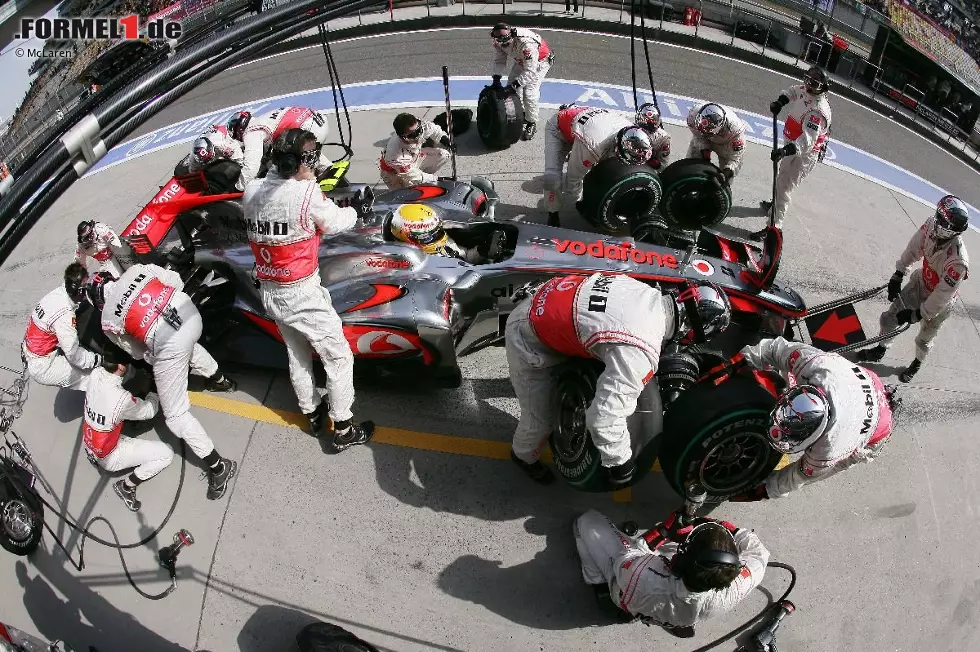 Foto zur News: Boxenarbeit in Perfektion: Die McLaren-Crew wechselt die Reifen von Lewis Hamilton. Das geht nicht nur im Rennen schnell, sondern auch im Freien Training - und wird jedes Wochenende zig Mal geübt.