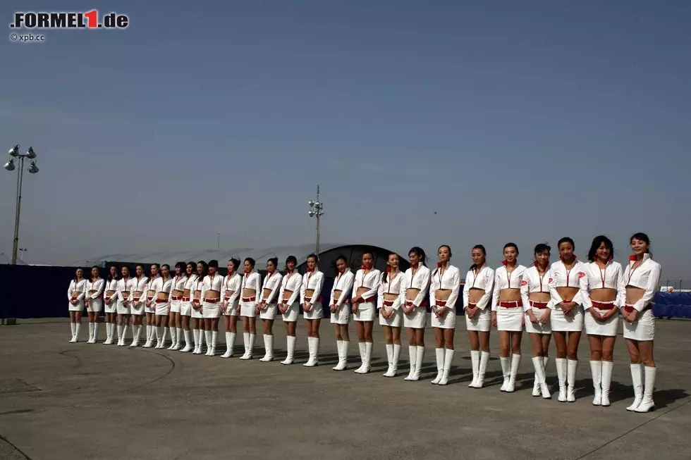 Foto zur News: Man kann vom kommunistischen Regime in China ja denken, was man will, aber dass Gridgirls zur Formel 1 einfach dazugehören, hat man im Reich der Mitte anscheinend doch kapiert.