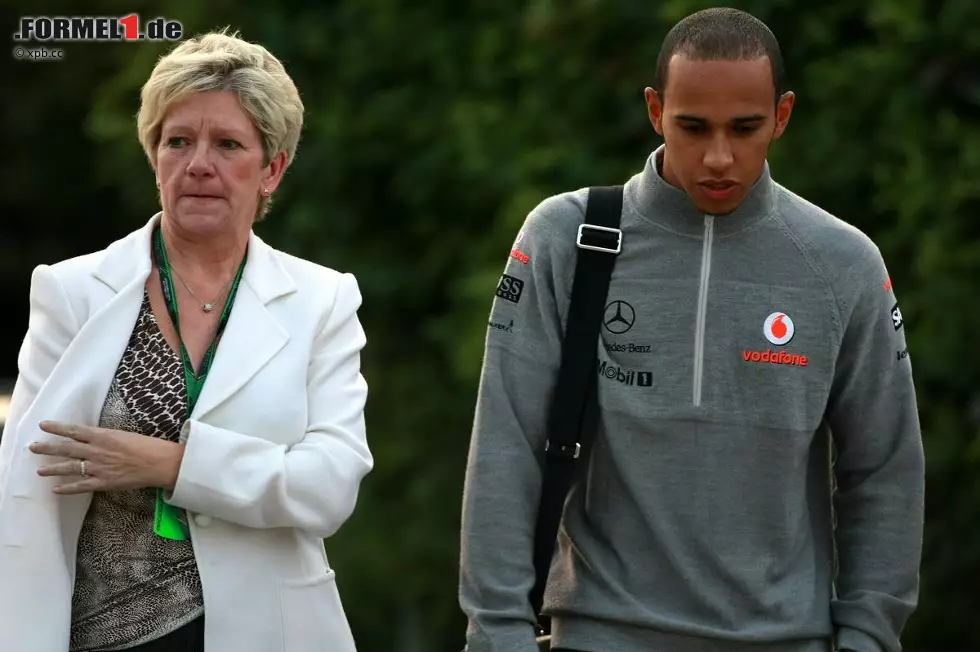 Foto zur News: Kaum hat sich Lewis Hamilton von seinem Managervater Anthony - angeblich freundschaftlich - getrennt, taucht schon seine Mutter Carmen Lockhart im Fahrerlager auf. Hat da jemand die Fronten gewechselt? Man bemerke außerdem das schicke Ziegenbärtchen des Frauenschwarms.