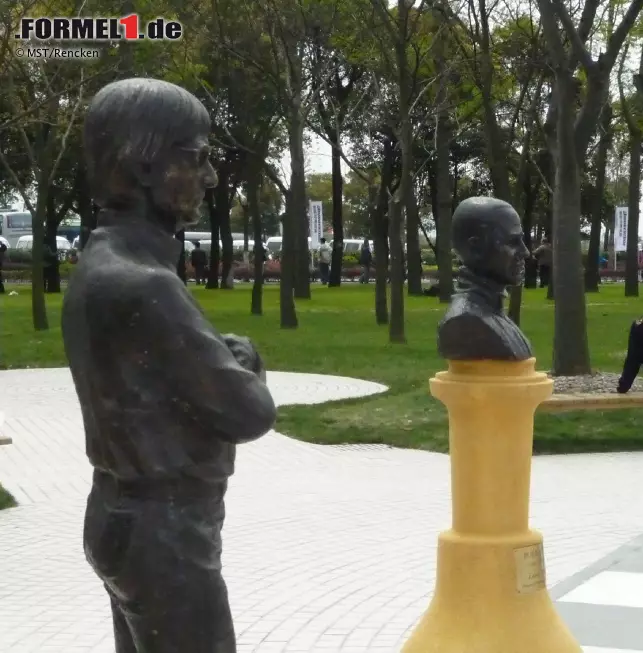 Foto zur News: Larger than Life: Am Samstag wurden vor der Strecke Denkmäler enthüllt - sechs Fahrerbüsten für die bisherigen Sieger des China-Grand-Prix sowie eine Statue für Bernie Ecclestone. Die ist 1,90 Meter groß, obwohl der kleine Brite in Wahrheit nur 1,59 Meter misst. Aber ein bisschen Schummeln soll erlaubt sein...