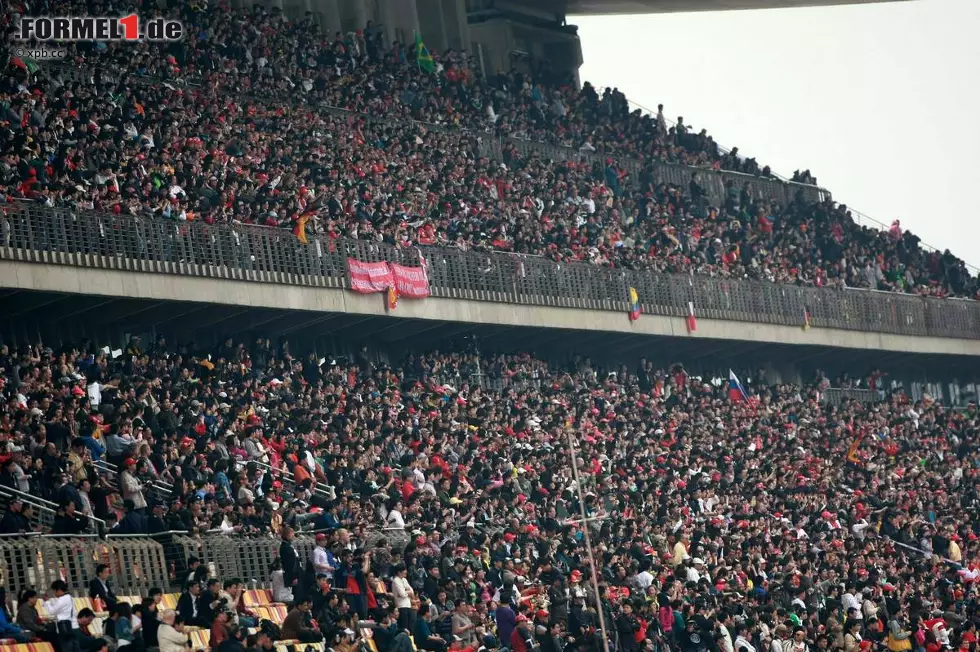 Foto zur News: Die Haupttribüne war zumindest am Sonntag recht gut gefüllt, ...
