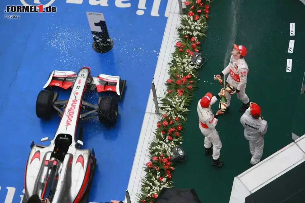 Jenson Button, Lewis Hamilton und Nico Rosberg machten den ersten Silberpfeil-Dreifachsieg seit Aintree 1955 perfekt. Damals gewann Stirling Moss vor Juan Manuel Fangio und Karl Kling. Foto zur News: Jenson Button, Lewis Hamilton und Nico Rosberg machten den ersten Silberpfeil-Dreifachsieg seit Aintree 1955 perfekt. Damals gewann Stirling Moss vor Juan Manuel Fangio und Karl Kling.