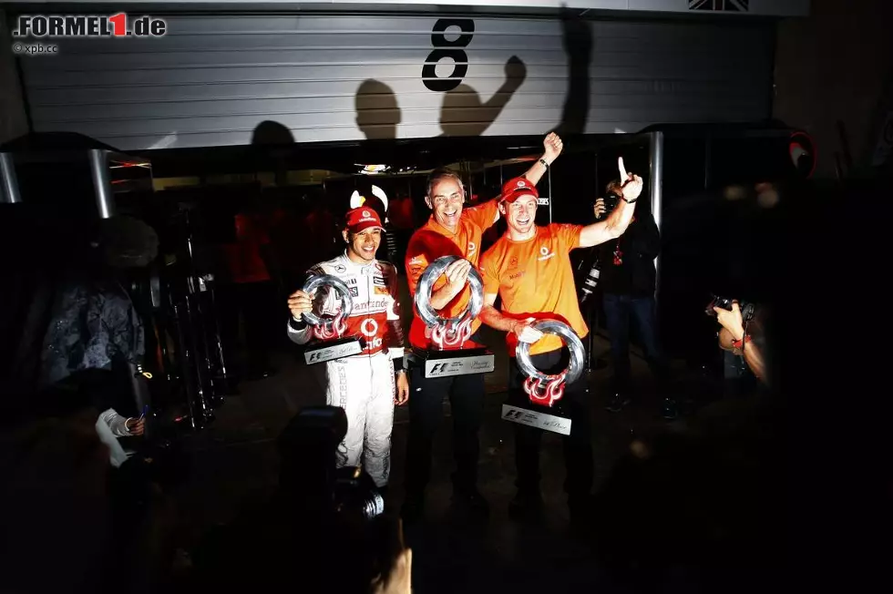 Foto zur News: Martin Whitmarsh durfte sich über den ersten Doppelsieg während seiner Amtszeit als McLaren-Teamchef freuen. Der Brite hatte das Kommando Anfang 2009 von Ron Dennis übernommen. Der letzte Doppelsieg war McLaren davor in Monza 2007 gelungen.