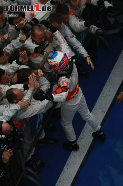 Corriere dello Sport (Italien): "Jenson Button ist der Herr der Formel 1. Der Sieg beschert dem Weltmeister die Spitzenposition. Man begreift, dass Michael Schumacher in ernsthaften Schwierigkeiten steckt. Die Reifen sind keine Entschuldigung. Der alte Löwe ist von einer Schar junger und hungriger Tiere angegriffen worden." Foto zur News: Corriere dello Sport (Italien): "Jenson Button ist der Herr der Formel 1. Der Sieg beschert dem Weltmeister die Spitzenposition. Man begreift, dass Michael Schumacher in ernsthaften Schwierigkeiten steckt. Die Reifen sind keine Entschuldigung. Der alte Löwe ist von einer Schar junger und hungriger Tiere angegriffen worden."