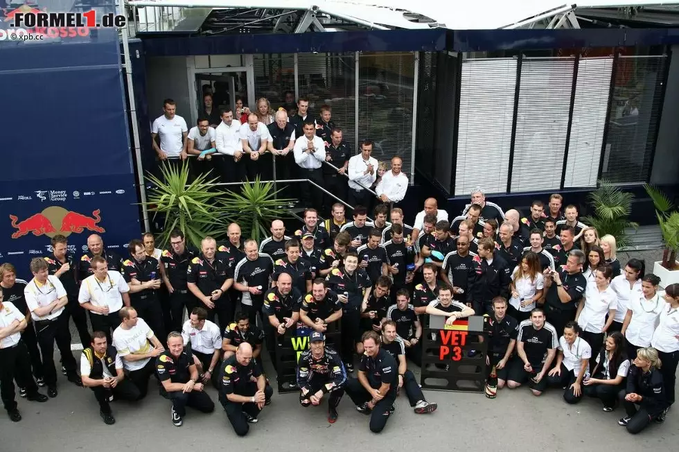 Foto zur News: Siegerfoto bei Red Bull - mit einem kleinen Schönheitsfehler aus deutscher Sicht. Denn den Siegerpokal darf diesmal nicht Sebastian Vettel, sondern Mark Webber in Händen halten...