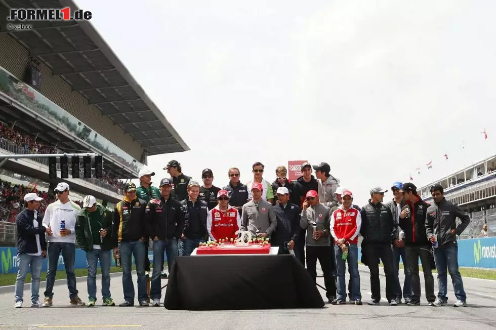 Foto zur News: Der Circuit de Catalunya wird 20! 1991 wurde dort zum ersten Mal ein Grand Prix von Spanien gefahren, heute ist Barcelona ein fester Bestandteil des Kalenders. Aus diesem Anlass stellten sich die Grand-Prix-Stars zu einem Gruppenfoto auf - natürlich mit Geburtstagstorte.