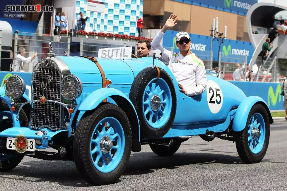 Foto zur News: Für die Fahrerparade, die sonst oft mit einem eher unspektakulären LKW absolviert wird, ließen sich die Organisatoren diesmal etwas Besonderes einfallen: Oldtimer!