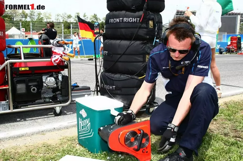 Foto zur News: Dieser Cosworth-Ingenieur macht nicht etwa ein Picknick, sondern er befüllt den Motorenkühler mit Trockeneis. Mit diesem Gerät, das vor dem Start natürlich wieder entfernt werden muss, werden die V8-Triebwerke so lange wie möglich gekühlt. Später im Rennen gehen die Temperaturen dann sowieso in die Höhe.