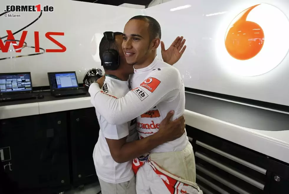 Foto zur News: "Viel Glück, Lewis!" Nicky Hamilton, der an Zerebralparese leidende kleine Bruder von Lewis, wünscht für das Rennen alles Gute. Geholfen hat es nichts: Hamilton schied in der vorletzten Runde mit Verdacht auf Felgenbruch aus.