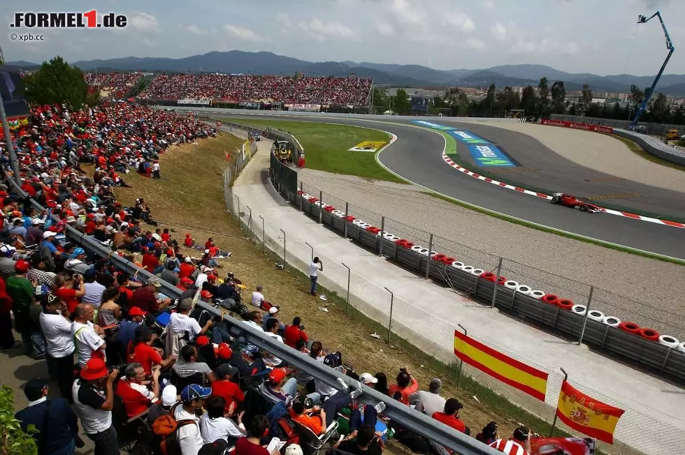 Foto zur News: Knapp weniger als 100.000 Zuschauer kamen am Renntag an den Circuit de Catalunya, um Fernando Alonso siegen zu sehen. Aber mehr als Platz zwei war für den Ferrari-Neuzugang nicht drin - die Veranstalter in Barcelona haben schon bessere Jahre erlebt.