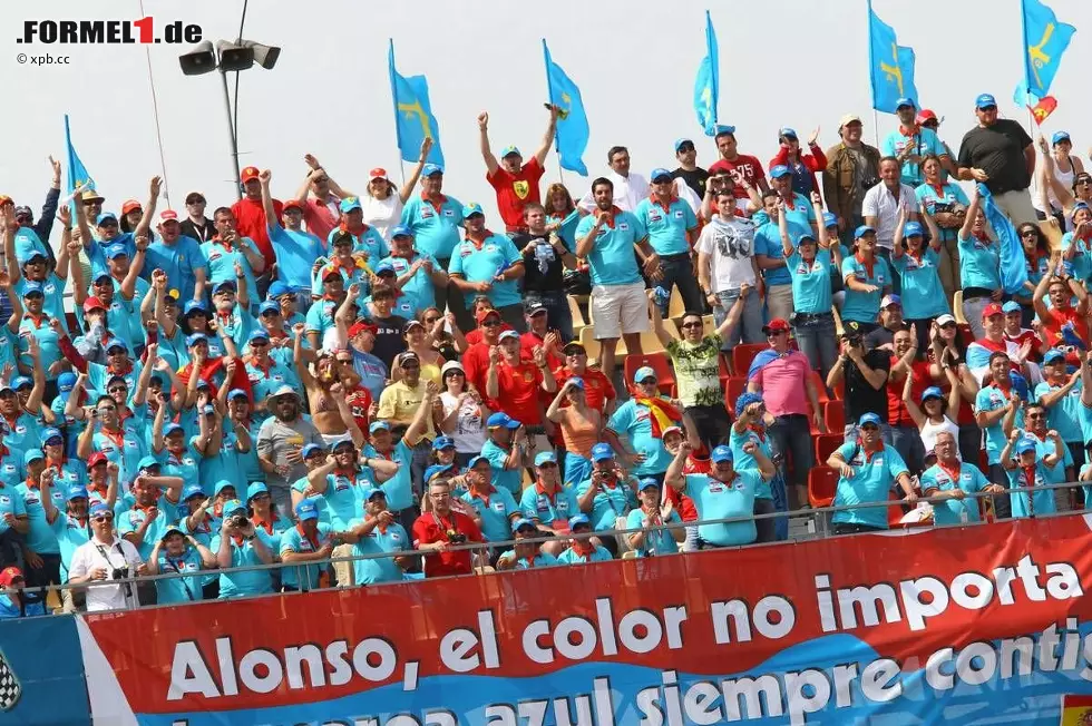 Foto zur News: Ein Verkaufsschlager waren dafür die blauen Ferrari-T-Shirts, mit denen das italienische Team die langjährige Tradition bricht, dass alle Ferrari-Artikel rot sein müssen. Hintergrund: Die offizielle Farbe von Alonsos Heimatregion Asturien ist Hellblau.