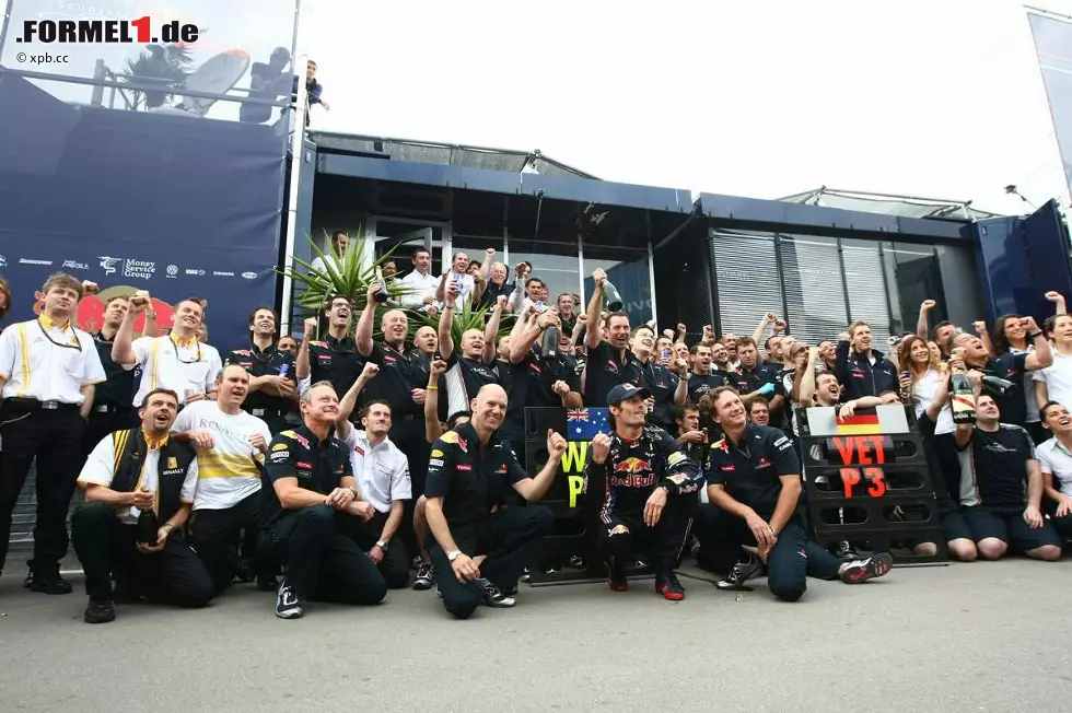 Foto zur News: Kronen Zeitung (Österreich): &quot;Red-Bull-Festspiele in Spanien: Webber siegt, Vettel Dritter.&quot;