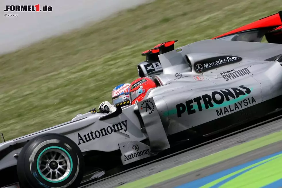 The Sun (Großbritannien): "Button im 'Schumi'-Krieg. Jenson Button attackierte den auf der Strecke grausamen Michael Schumacher, nachdem er seine WM-Führung gerettet hatte. Der Vorsprung des Titelverteidigers ist aber auf drei Punkte geschrumpft. Button war sauer über die Art, wie Schumacher ihn überholte, als er vom ersten Boxenstopp zurückkam." Foto zur News: The Sun (Großbritannien): "Button im 'Schumi'-Krieg. Jenson Button attackierte den auf der Strecke grausamen Michael Schumacher, nachdem er seine WM-Führung gerettet hatte. Der Vorsprung des Titelverteidigers ist aber auf drei Punkte geschrumpft. Button war sauer über die Art, wie Schumacher ihn überholte, als er vom ersten Boxenstopp zurückkam."
