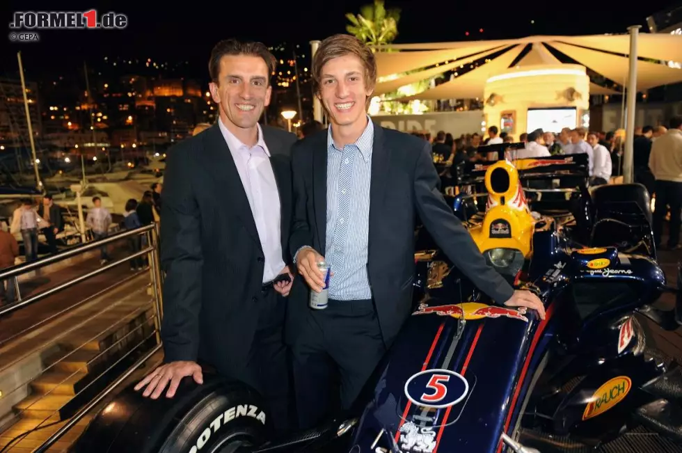 Foto zur News: Stargäste aus dem Red-Bull-Ensemble: Georg Hackls langjähriger Rodel-Erzrivale Markus Prock, in Österreich als ewiger Zweiter bei Olympia bekannt, mit Skispringer Gregor Schlierenzauer. Prock ist Schlierenzauers Onkel und Manager.