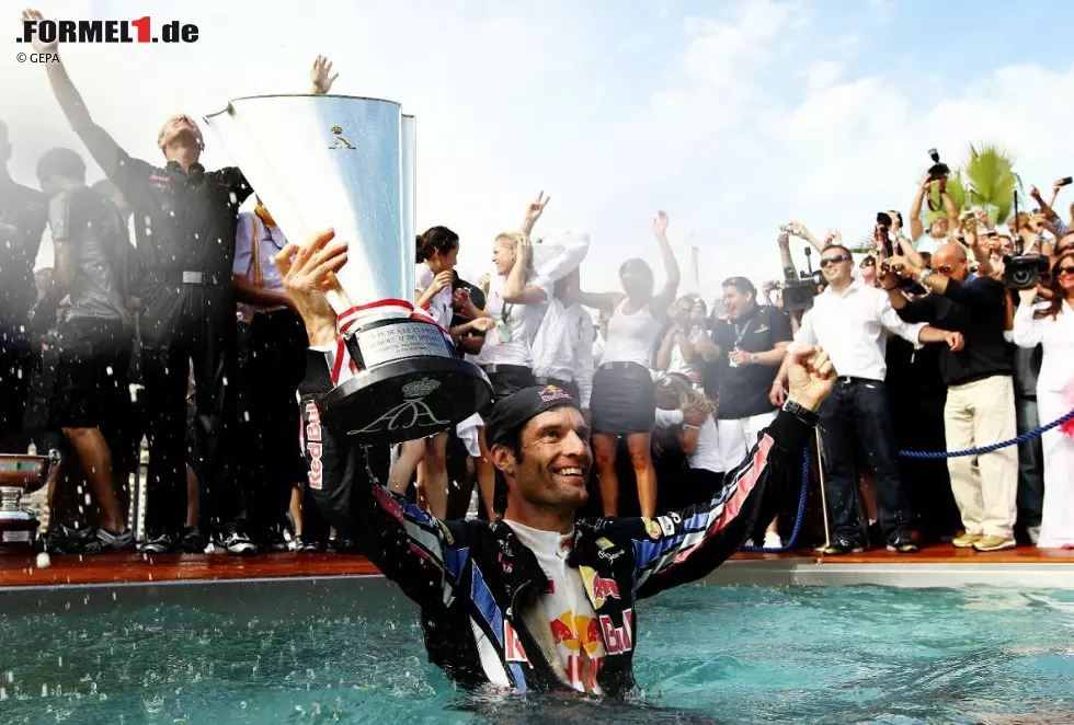Foto zur News: Ihm war der ganze VIP-Faktor ganz egal, spätestens nach dem Rennen: Mark Webber holte seinen ersten Sieg in Monte Carlo und feierte anschließend ausgelassen im Swimmingpool auf Red Bulls Energy-Station. Er und sein Pokal waren die Ersten im Wasser, danach folgte das ganze Team.