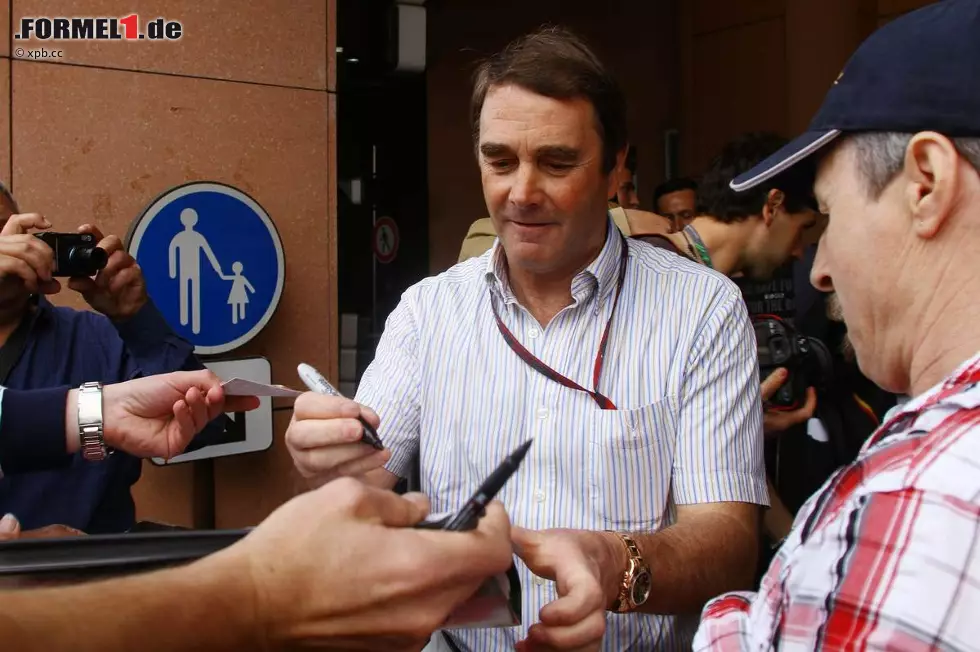 Foto zur News: Ein weiterer Gast, der viele Autogramme schreiben musste: Nigel Mansell. Seine (verlorene) Schlacht mit Ayrton Senna im Jahr 1992 ist immer noch unvergessen. Mansell brachte auch seine Frau Rosanne mit, die Nelson Piquet einst als "hässlich" bezeichnet hat. Freunde waren die früheren Williams-Teamkollegen nie...