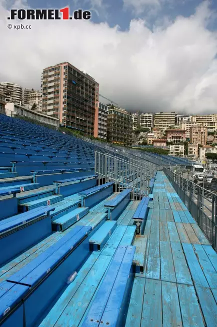 Monte Carlo fernab der Glamourpartys: Die Tribünenplätze sind auch nicht schöner als auf anderen Rennstrecken, eher im Gegenteil. Dafür kommen die Fans nirgendwo sonst so nahe an ihre Helden ran. Foto zur News: Monte Carlo fernab der Glamourpartys: Die Tribünenplätze sind auch nicht schöner als auf anderen Rennstrecken, eher im Gegenteil. Dafür kommen die Fans nirgendwo sonst so nahe an ihre Helden ran.