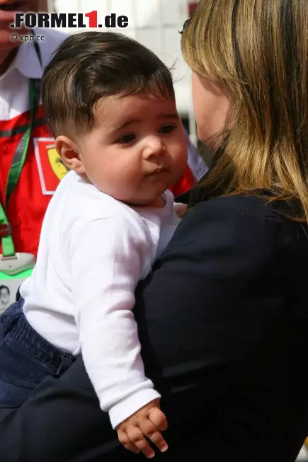 Foto zur News: Ein besonderer Gast im Fahrerlager: Felipinho Massa, der Sohn des Ferrari-Piloten, ist schon ein halbes Jahr alt. Mama Raffaela ließ den Knirps das ganze Wochenende keine Sekunde aus den Augen. Die Zeit der Partys ist für die Massas vorbei.