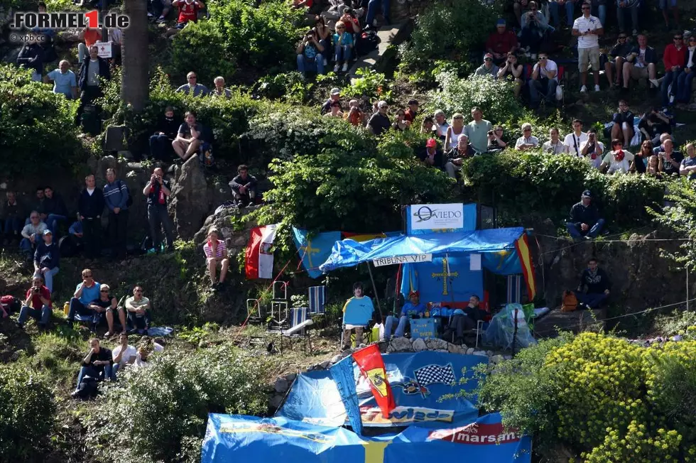 Fast schon legendär sind die Hügel, auf denen die weniger betuchten Fans den Grand Prix verfolgen. Karun Chandhok musste immer durch diesen Abschnitt gehen, wenn er in sein Hotel wollte. Ab Samstag nahm er sich ein Taxi. "Ich hatte es leid, immer von einigen Besoffenen mit Bier bespuckt zu werden", ärgerte sich der HRT-Pilot. Foto zur News: Fast schon legendär sind die Hügel, auf denen die weniger betuchten Fans den Grand Prix verfolgen. Karun Chandhok musste immer durch diesen Abschnitt gehen, wenn er in sein Hotel wollte. Ab Samstag nahm er sich ein Taxi. "Ich hatte es leid, immer von einigen Besoffenen mit Bier bespuckt zu werden", ärgerte sich der HRT-Pilot.