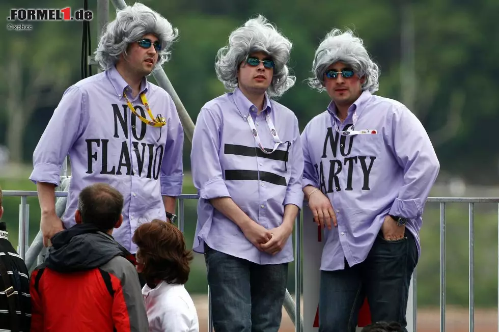 Foto zur News: Diese drei Herren erkannten ganz richtig: "No Flavio, no Party!"