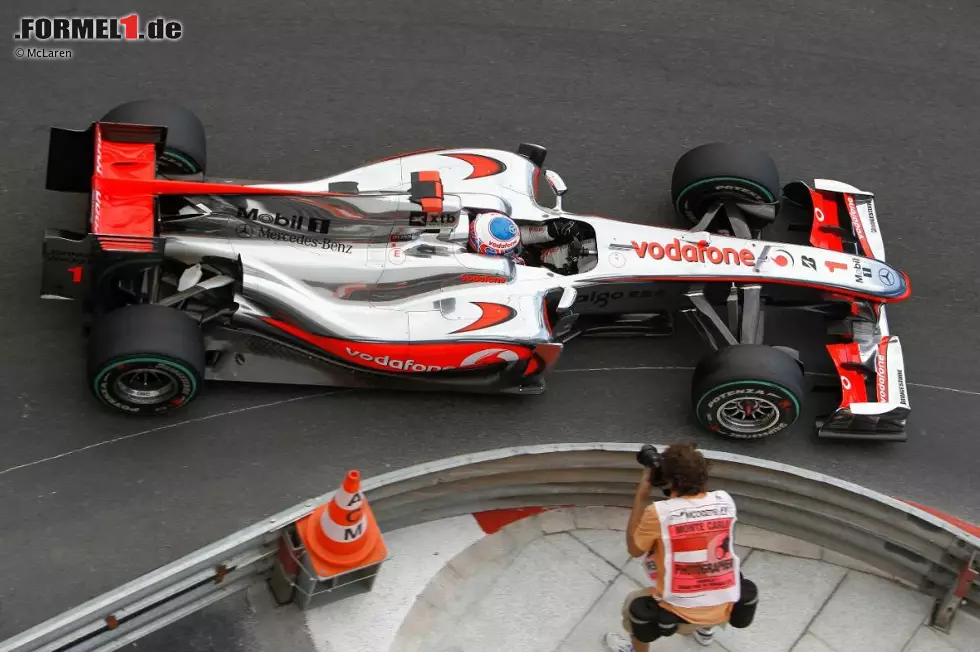 So nahe wie in Monte Carlo kommen die Fotografen sonst nie an die Autos heran. Im Bild Jenson Button. Foto zur News: So nahe wie in Monte Carlo kommen die Fotografen sonst nie an die Autos heran. Im Bild Jenson Button.