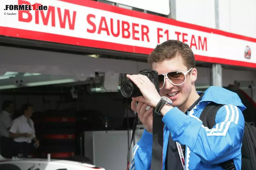 Foto zur News: Schlierenzauer war übrigens nicht der einzige Skispringer in Monte Carlo: Simon Ammann, vierfacher Olympiasieger, kam als Gast des Sauber-Teams. "Gerade die Aerodynamik finde ich interessant. Die ist ja auch bei uns sehr wichtig", zeigte sich der Schweizer interessiert.