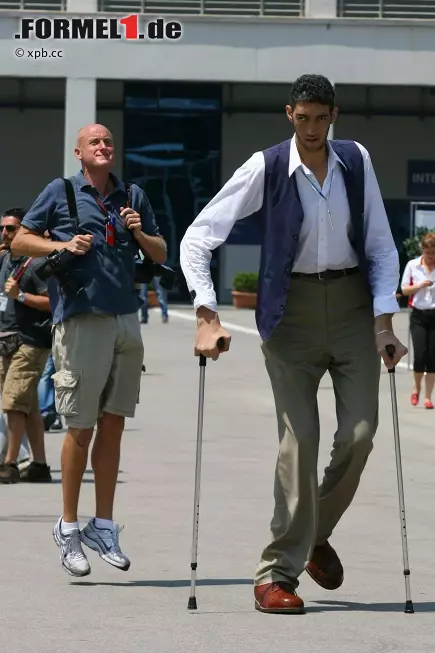 Ein ganz besonderer Gast mischte sich unter die Formel-1-Fans: Sultan Kösen, 27 Jahre jung, ist mit 246,5 Zentimetern der größte lebende Mensch der Welt. Zum Vergleich: Bernie Ecclestone ist 1,59 Meter klein. Foto zur News: Ein ganz besonderer Gast mischte sich unter die Formel-1-Fans: Sultan Kösen, 27 Jahre jung, ist mit 246,5 Zentimetern der größte lebende Mensch der Welt. Zum Vergleich: Bernie Ecclestone ist 1,59 Meter klein.